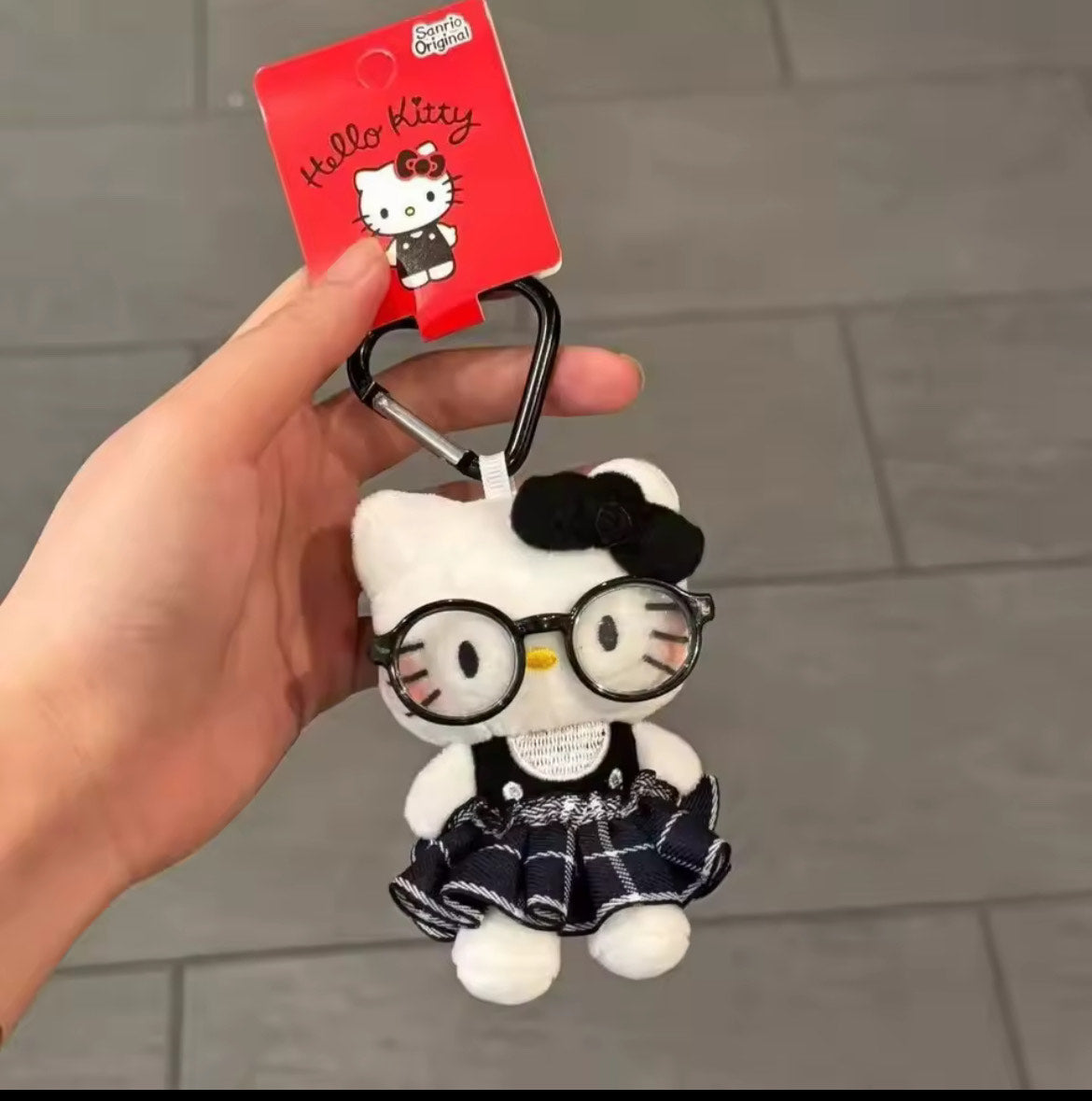 Colgante Hello Kitty · Uniforme & Lentes