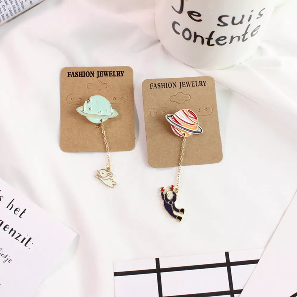 Pin Colgante · Saturno & Conejo