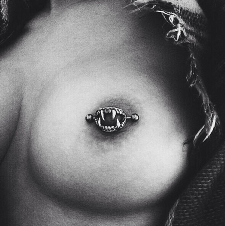 Piercing Pezoneras · Colmillos