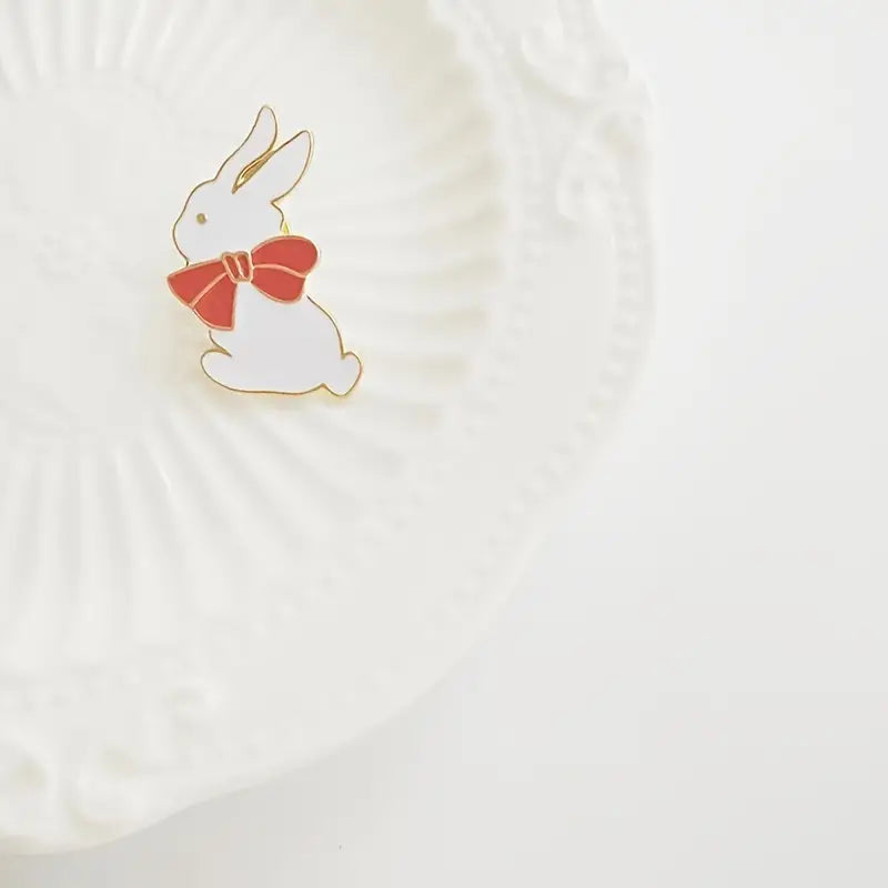 Pin Conejo & Cinta Roja
