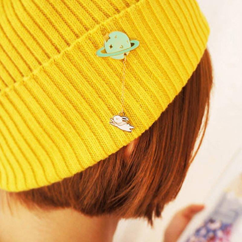 Pin Colgante · Saturno & Conejo