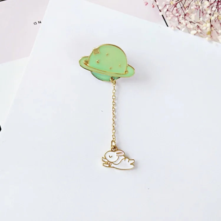 Pin Colgante · Saturno & Conejo