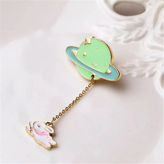Pin Colgante · Saturno & Conejo