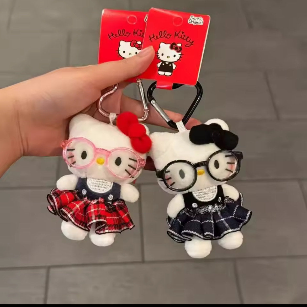 Colgante Hello Kitty · Uniforme & Lentes